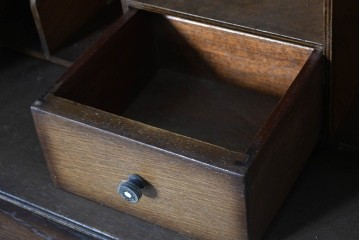 イギリスアンティーク　1920年から1930年頃　L. Marcus Ltd.(L.マーカス社)　彫刻とガラス扉がクラシカルなサイドバイサイドビューローブックケース　(R-090622)