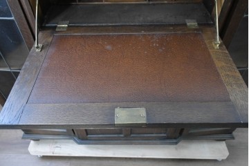 イギリスアンティーク　1920年から1930年頃　L. Marcus Ltd.(L.マーカス社)　彫刻とガラス扉がクラシカルなサイドバイサイドビューローブックケース　(R-090622)