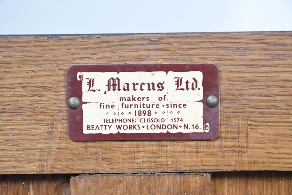 イギリスアンティーク　1920年から1930年頃　L. Marcus Ltd.(L.マーカス社)　彫刻とガラス扉がクラシカルなサイドバイサイドビューローブックケース　(R-090622)