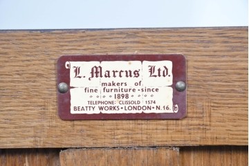 イギリスアンティーク　1920年から1930年頃　L. Marcus Ltd.(L.マーカス社)　彫刻とガラス扉がクラシカルなサイドバイサイドビューローブックケース　(R-090622)