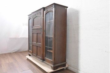 イギリスアンティーク　1920年から1930年頃　L. Marcus Ltd.(L.マーカス社)　彫刻とガラス扉がクラシカルなサイドバイサイドビューローブックケース　(R-090622)