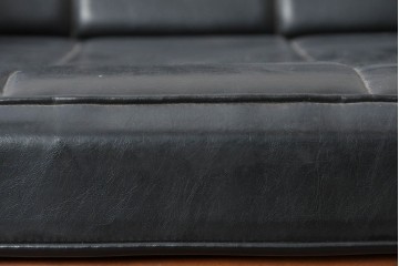 和製ヴィンテージ　オールドカリモク　カリモク家具(karimoku)　合皮製　Kチェア1シーター　艶やかなブラックカラーが美しいイージーチェア　(R-090624)