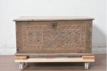 アンティーク　花模様の彫刻と色彩が趣を添える蓋付き木箱　(R-090625)