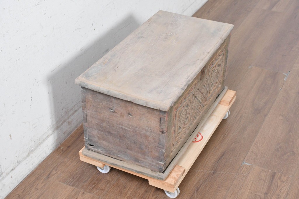 アンティーク　花模様の彫刻と色彩が趣を添える蓋付き木箱　(R-090625)