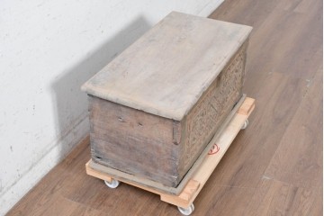 アンティーク　花模様の彫刻と色彩が趣を添える蓋付き木箱　(R-090625)