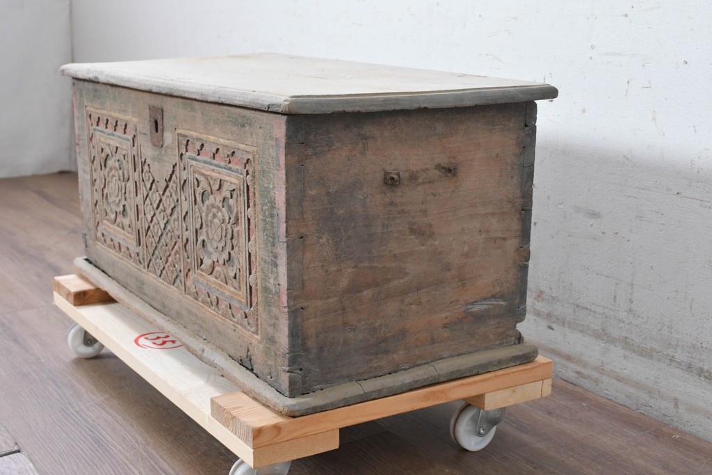 アンティーク　花模様の彫刻と色彩が趣を添える蓋付き木箱　(R-090625)