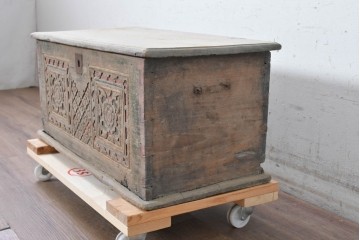 アンティーク　花模様の彫刻と色彩が趣を添える蓋付き木箱　(R-090625)