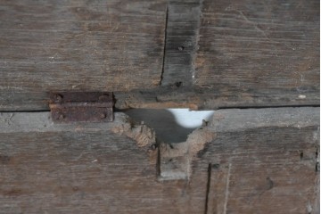 アンティーク　花模様の彫刻と色彩が趣を添える蓋付き木箱　(R-090625)