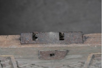 アンティーク　花模様の彫刻と色彩が趣を添える蓋付き木箱　(R-090625)