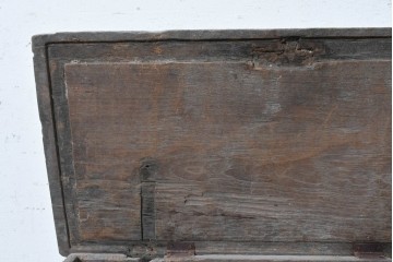 アンティーク　花模様の彫刻と色彩が趣を添える蓋付き木箱　(R-090625)