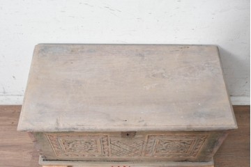 アンティーク　花模様の彫刻と色彩が趣を添える蓋付き木箱　(R-090625)