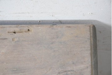 アンティーク　花模様の彫刻と色彩が趣を添える蓋付き木箱　(R-090625)