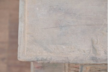 アンティーク　花模様の彫刻と色彩が趣を添える蓋付き木箱　(R-090625)