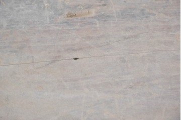 アンティーク　花模様の彫刻と色彩が趣を添える蓋付き木箱　(R-090625)