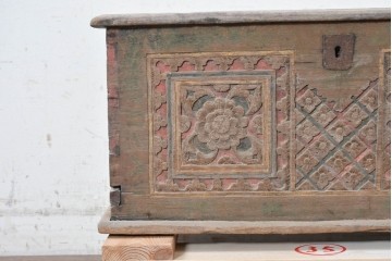 アンティーク　花模様の彫刻と色彩が趣を添える蓋付き木箱　(R-090625)