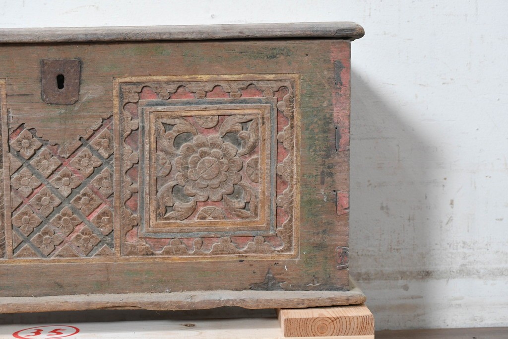 アンティーク　花模様の彫刻と色彩が趣を添える蓋付き木箱　(R-090625)