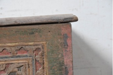 アンティーク　花模様の彫刻と色彩が趣を添える蓋付き木箱　(R-090625)