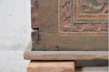アンティーク　花模様の彫刻と色彩が趣を添える蓋付き木箱　(R-090625)
