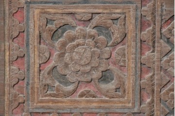 アンティーク　花模様の彫刻と色彩が趣を添える蓋付き木箱　(R-090625)