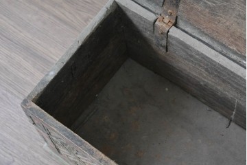 アンティーク　幾何学模様と花模様の彫刻が映える彩色木箱　(R-090626)