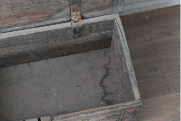 アンティーク　幾何学模様と花模様の彫刻が映える彩色木箱　(R-090626)