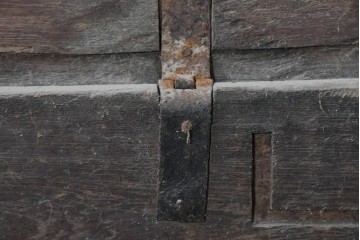 アンティーク　幾何学模様と花模様の彫刻が映える彩色木箱　(R-090626)
