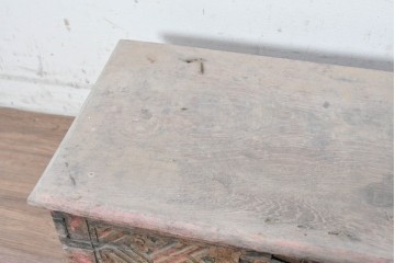 アンティーク　幾何学模様と花模様の彫刻が映える彩色木箱　(R-090626)