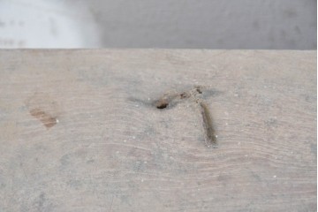 アンティーク　幾何学模様と花模様の彫刻が映える彩色木箱　(R-090626)