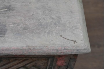 アンティーク　幾何学模様と花模様の彫刻が映える彩色木箱　(R-090626)