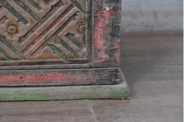 アンティーク　幾何学模様と花模様の彫刻が映える彩色木箱　(R-090626)