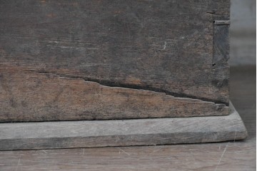 アンティーク　幾何学模様と花模様の彫刻が映える彩色木箱　(R-090626)