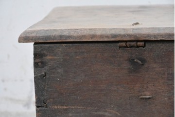 アンティーク　幾何学模様と花模様の彫刻が映える彩色木箱　(R-090626)