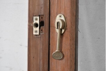 ヴィンテージ建具　昭和中期　素朴な木枠が味わい深いガラス窓2枚セット　(R-090634)