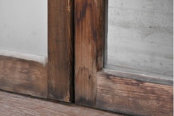 ヴィンテージ建具　昭和中期　素朴な木枠が味わい深いガラス窓2枚セット　(R-090634)