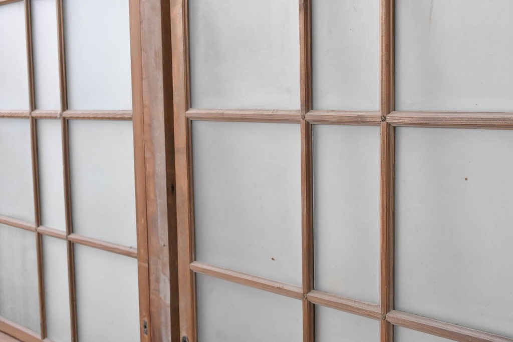 アンティーク建具　昭和初期　すりガラスと木枠がレトロなガラス窓2枚セット　(R-090635)
