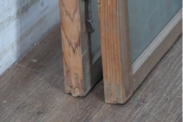 アンティーク建具　昭和初期　すりガラスと木枠がレトロなガラス窓2枚セット　(R-090635)
