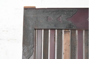 アンティーク建具　明治期　漆塗り　波に兎の図と格子意匠を楽しめる蔵戸1枚　(R-090636)