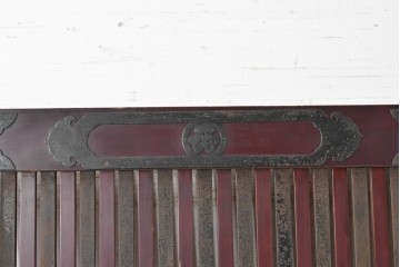アンティーク建具　明治期　漆塗り　波に兎の図と格子意匠を楽しめる蔵戸1枚　(R-090636)