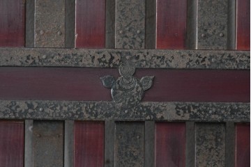 アンティーク建具　明治期　漆塗り　波に兎の図と格子意匠を楽しめる蔵戸1枚　(R-090636)