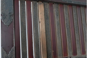 アンティーク建具　明治期　漆塗り　波に兎の図と格子意匠を楽しめる蔵戸1枚　(R-090636)