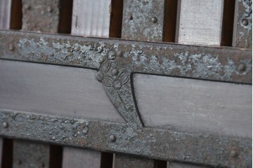 アンティーク建具　明治期　漆塗り　波に兎の図と格子意匠を楽しめる蔵戸1枚　(R-090636)