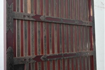 アンティーク建具　明治期　漆塗り　波に兎の図と格子意匠を楽しめる蔵戸1枚　(R-090636)
