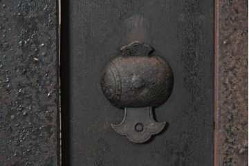 アンティーク建具　明治期　漆塗り　波に兎の図と格子意匠を楽しめる蔵戸1枚　(R-090636)