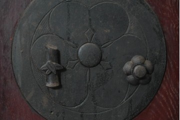 アンティーク建具　明治期　漆塗り　波に兎の図と格子意匠を楽しめる蔵戸1枚　(R-090636)