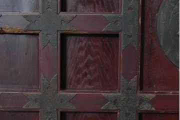 アンティーク建具　明治期　漆塗り　波に兎の図と格子意匠を楽しめる蔵戸1枚　(R-090636)