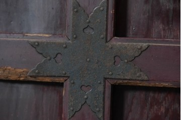 アンティーク建具　明治期　漆塗り　波に兎の図と格子意匠を楽しめる蔵戸1枚　(R-090636)
