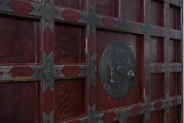 アンティーク建具　明治期　漆塗り　波に兎の図と格子意匠を楽しめる蔵戸1枚　(R-090636)