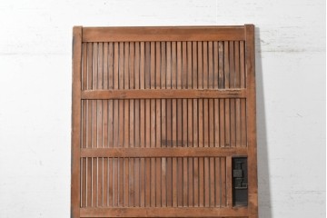 アンティーク建具　明治期　漆塗り　波に兎の図と格子意匠を楽しめる蔵戸1枚　(R-090636)