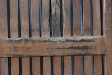 アンティーク建具　明治期　漆塗り　波に兎の図と格子意匠を楽しめる蔵戸1枚　(R-090636)