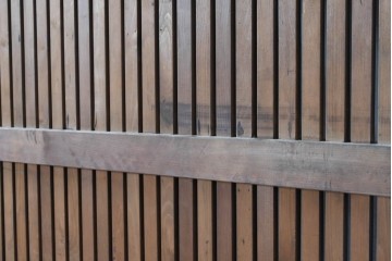アンティーク建具　明治期　漆塗り　波に兎の図と格子意匠を楽しめる蔵戸1枚　(R-090636)